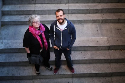 María José Estrada, pedagoga de 55 años, y su hijo, Pablo Padilla, de 28 años, diputado por Podemos en la Asamblea de Madrid.