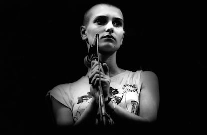 Sinéad O'Connor actuando en Holanda en 1989.