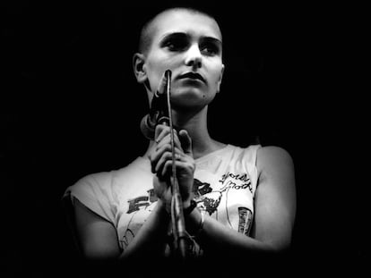 Sinéad O'Connor actuando en Holanda en 1989.