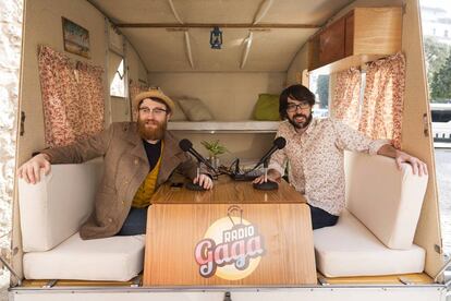 Manuel Burque y Quique Peinado en la caravana-estudio de radio de 'Radio Gaga'.