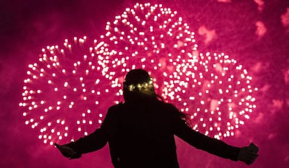 Celebraciones de año nuevo con fuegos artificiales en Sídney (Australia)