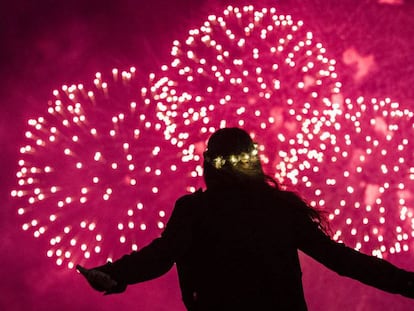 Celebraciones de año nuevo con fuegos artificiales en Sídney (Australia)