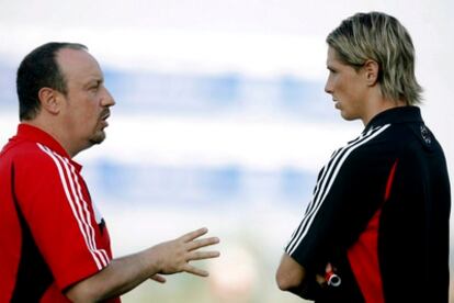 Rafa Benitez charla con Fernando Torres cuando ambos estaban en el Liverpool.