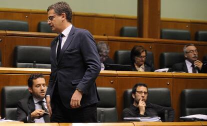 Antonio Basagoiti pasa por delante de sus compañeros parlamentarios del PP, en el pleno.