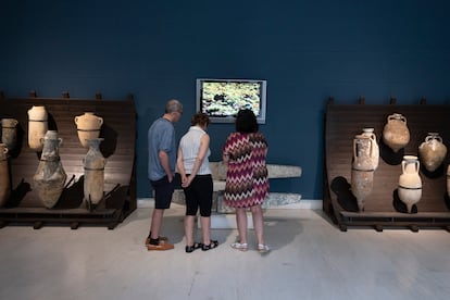 Unos visitantes en el  Museo de Cádiz, el 12 de abril de 2024.