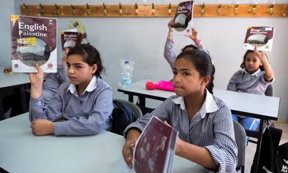 Estudiantes en la escuela de la UNRWA en el campo de refugiados de Shuafat.