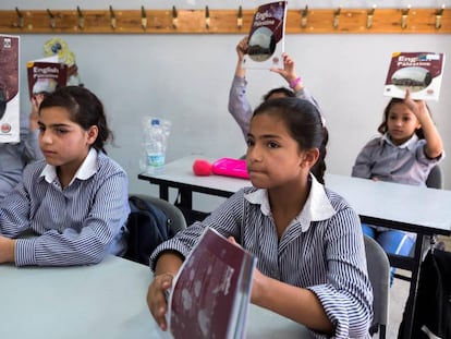 Estudiantes en la escuela de la UNRWA en el campo de refugiados de Shuafat.