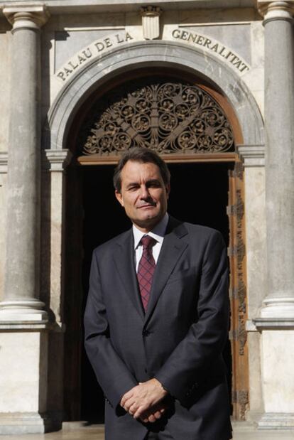El candidato de CiU al Gobierno catalán, Artur Mas, frente al palacio de la Generalitat.