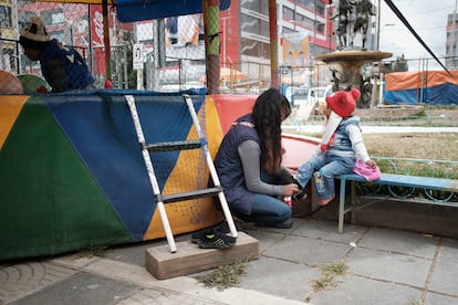 Mónica juega con sus hijos en un parque.