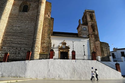 Dos niños juegan al fútbol en una plaza de Cazalla de la Sierra, Andalucía, España. 