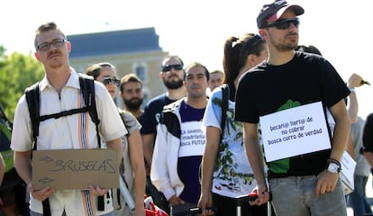 Un grupo de j&oacute;venes se manifiestan bajo el lema &quot;La juventud madrile&ntilde;a busca futuro. Juventud condenada al exilio&quot;.