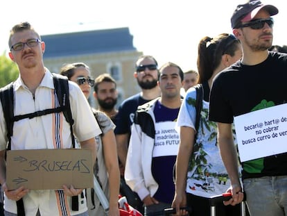 Um grupo de jovens se manifesta sob o slogan “A juventude madrilenha busca um futuro. Juventude condenada ao exílio”