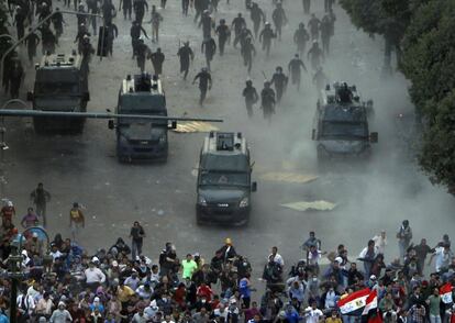 La policía carga contra manifestantes anti-Morsi en la plaza de la Liberación de El Cairo.