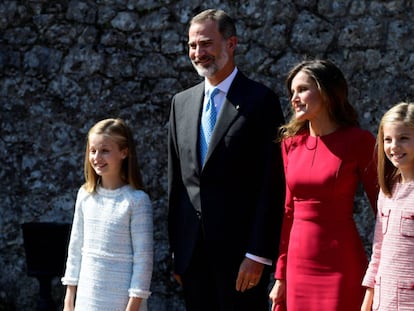 Los Reyes y las infantas Leonor (i) y Sofía (d), en Covadonga.