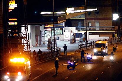 Las cinco carreteras afectadas, tres de ellas autovías, se han convertido en auténticas ratoneras debido a que los vehículos no podían ni pasar junto a las gasolineras ni volver a la ciudad. La policía ha habilitado los arcenes para los vehículos de emergencias mientras la DGT ha recomendado a los conductores que tengan previsto salir de Madrid en las próximas horas que retrasen su partida para no agravar los problemas de circulación. En la foto, efectivos de Emergencia y de la Policía Nacional en la estación de servicio de Repsol situada en la A-5 junto a la subestación eléctrica de la Casa de Campo de Madrid.