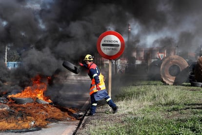 Varios neumáticos arden este miércoles a las puertas de la fábrica de Alcoa en San Cibrao (Lugo). El Ministerio de Industria ha descartado este miércoles la posibilidad de intervenir Alcoa en San Cibrao (Lugo) en el sentido de "expropiación o nacionalización", y ha ofrecido su "mano tendida" a los trabajadores y a la multinacional estadounidense para lograr una "solución pactada y negociada" al conflicto que favorezca a todas las partes.