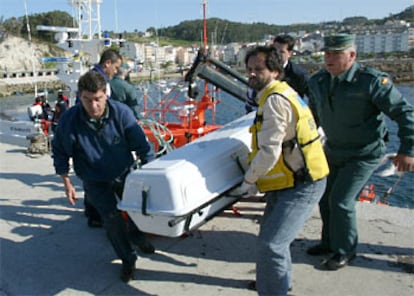 Nada pudo hacer Salvamento Marítimo para evitar la triste suerte de los marineros del <i>O Bahía</i>, salvo trasladar los cuerpos a tierra. La escena ha tenido lugar en el puerto de la localidad gallega de Corme.