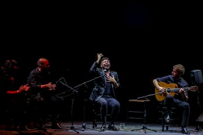 Miguel Poveda durante el homenaje al músico Paco de Lucía en el Teatro Real.