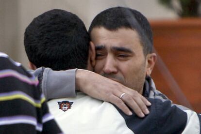 CONFUSIÓN. La confusión cundió ayer en torno al pequeño Mouad. La familia de Rachid Jahah, esposo de la fallecida (en la foto, llorando), anunció a media tarde de ayer la muerte del bebé. El hospital de La Paz, donde está ingresado Mouad, y al que la familia no permite emitir informes sobre su estado, lo desmintió poco después.