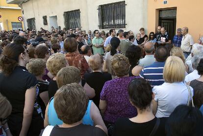 Vecinos de Navarrés, concentrados ante la casa de la familia de la cooperante fallecida, recibían noticias ayer por la mañana.
María José Such.