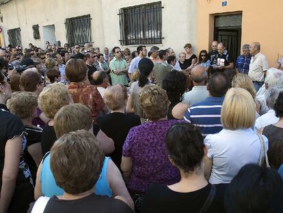 Vecinos de Navarrés, concentrados ante la casa de la familia de la cooperante fallecida, recibían noticias ayer por la mañana.
María José Such.