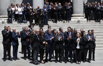 El presidente del Gobierno, Pedro Sánchez, rodeado de compañeros y amigos de Alfredo Pérez Rubalcaba, despiden entre aplausos el féretro del exvicepresidente.