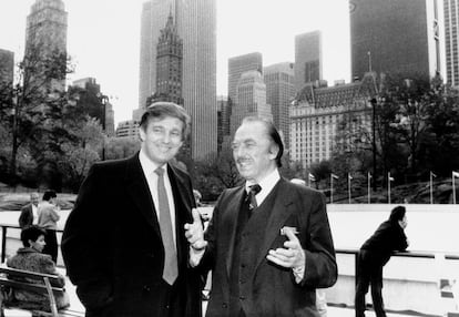 El magnate posa junto a su padre en la inaguración de la pista de hielo de Central Park en 1987.
