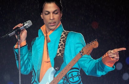 En su actuación en la Super Bowl 2007 hizo frente a la intensa lluvia con una traje chaqueta turquesa, que combinó con una blusa naranja. Qué mejor entorno que ese para entonar su mítico Purple Rain.