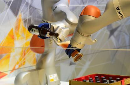 Un robot fabricado por Kuka, el mes pasado en la feria de Han&oacute;ver.