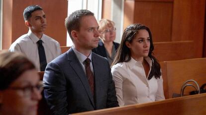 Los actores Patrick J. Adams y Meghan Markle, en un fotograma de la serie 'Suits'.