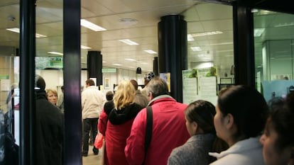 Cola en una oficina del Servef en Valencia.