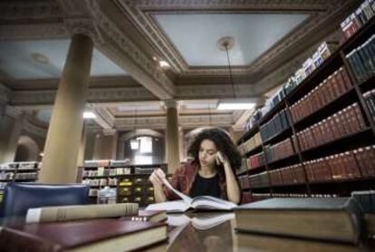 La estudiante universitaria Jessica Rabelo lee un libro en la Biblioteca Nacional del Rio de Janeiro.