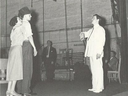 Arlene Francis, Joseph Cotten y Orson Welles, en un ensayo de la obra 'Horse Eats Hat'.