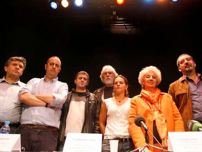 La presidenta de Abuelas de la Plaza de Mayo, Estela B. de Carlotto (en primer plano), presenta el ciclo teatral <i>Niños perdidos</i>.