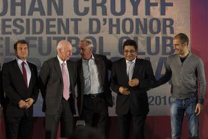 Johan Cruyff, en el centro, acompañado de Joan Laporta, Bobby Charlton, Eusebio y Pep Guardiola durante el acto de investidura