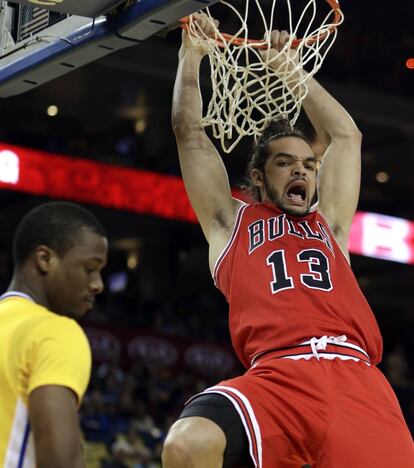 Noah, de los Bulls, machaca ante Barnes, de los Warriors.