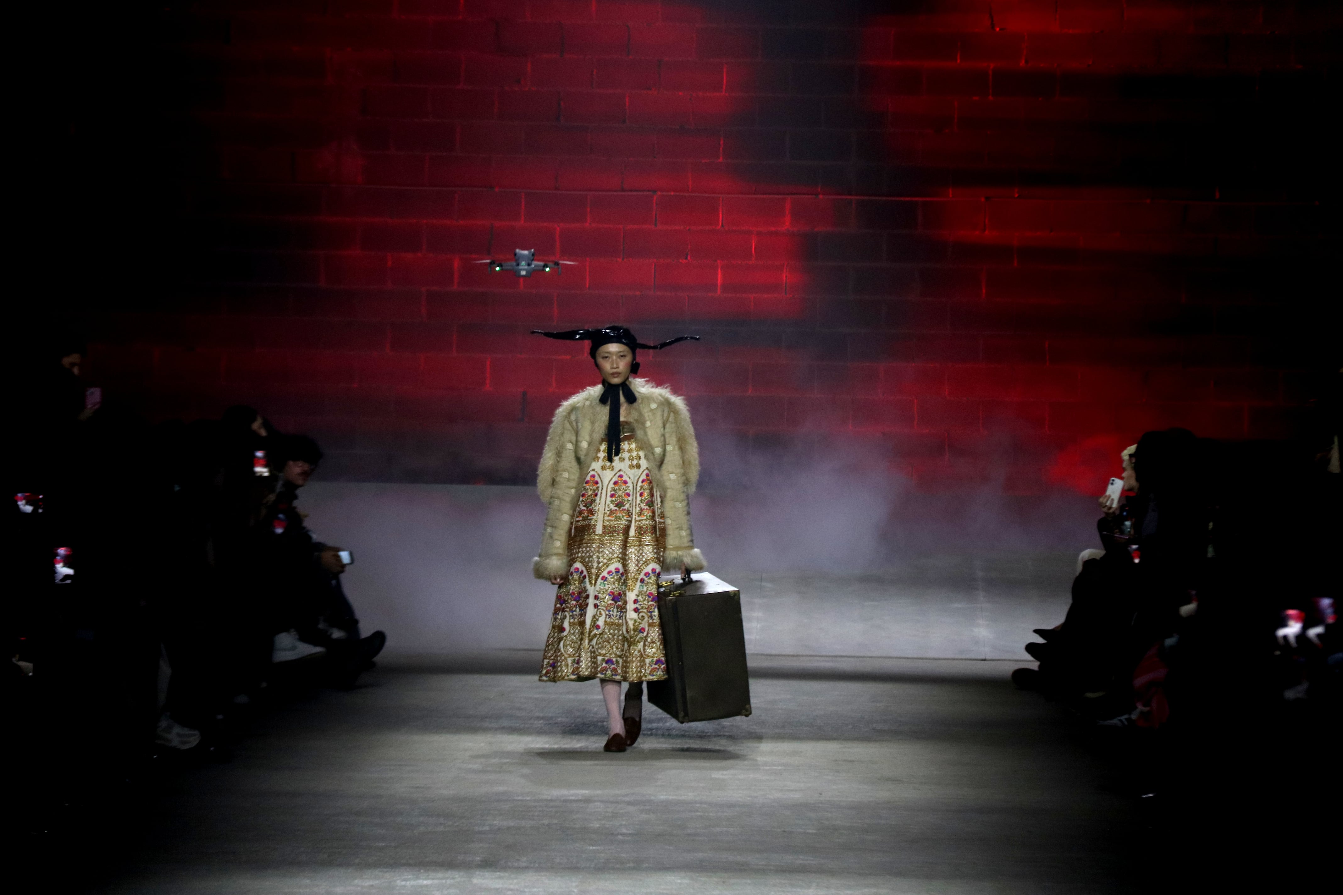 La 080 Barcelona Fashion apuesta por la moda híbrida entre lo nuevo y lo usado