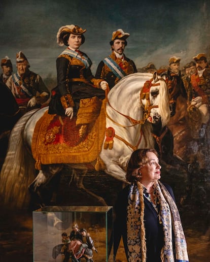 Isabel Burdiel, ante la obra 'Isabel II dirigiendo una revista militar', de Charles Porion. 