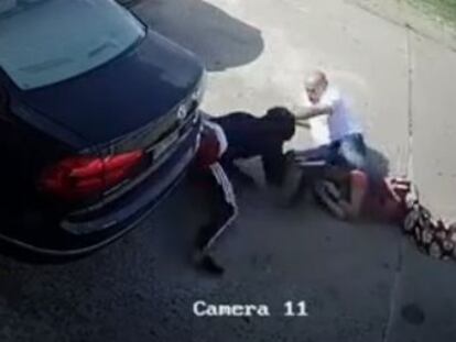 Los atacantes intentaron que la mujer soltara el botín atropellándola con un coche