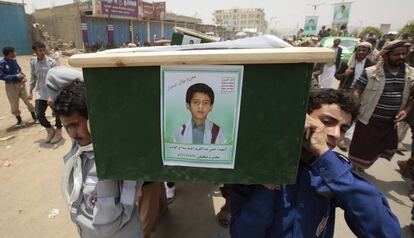 Un grupo de yemeníes lleva el ataúd de uno de los niños muertos en Saada, durante los funerales del pasado 13 de agosto.