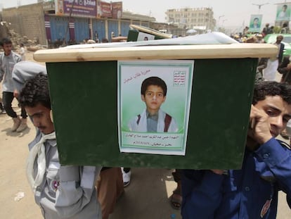Un grupo de yemeníes lleva el ataúd de uno de los niños muertos en Saada, durante los funerales del pasado 13 de agosto.