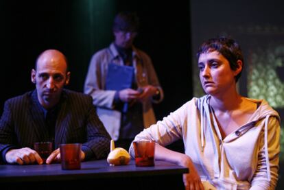 Toni Gomila, David Planas y Meritxell Yanes, en una escena de <i>Todo,</i> de Rafael Spregelburd.