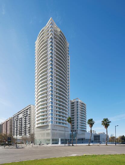 La promotora Kronos Homes inauguró este martes la icónica torre Ikon en Valencia, un proyecto en el que ha invertido 80 millones de euros. Se trata del último rascacielos diseñado por el arquitecto Ricardo Bofill, fallecido en enero de 2022. Con sus más de 110 metros de altura es el edificio residencial más alto de la ciudad, configurado por dos torres de 30 y 14 plantas de altura. Ikon, donde Kronos ya ha vendido el 96% de los apartamentos, está compuesta por 203 viviendas de uno a cuatro dormitorios, áticos y espacios comunes para los residentes, como una piscina comunitaria con solárium, gimnasio y una zona social gourmet.