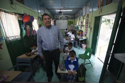 Jaime Mayolo lleva más de 38 años a cargo de esta escuela. Viajaba con las familias cuando el tren se movía y se quedó en Naucalpan cuando el tren dejó de funcionar. En la imagen, dentro del vagón donde reciben clase los de primero y segundo.