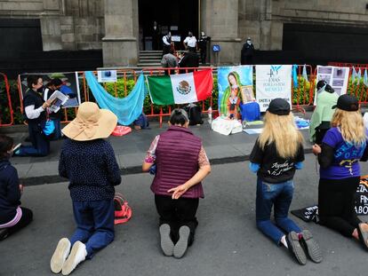 Un grupo de manifestantes provida protestaron afuera de la Suprema Corte.