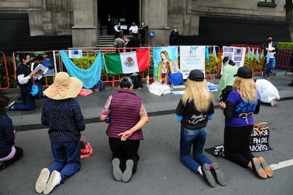 Un grupo de manifestantes en contra del aborto protestan afuera de la Suprema Corte durante la discusión sobre la acción de inconstitucionalidad para Coahuila. 