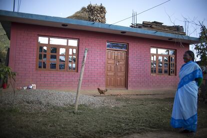 A Sani le gustaría tener una casa como la de su vecina de al lado. Se le iluminan los ojos al mirarla. "No puedo porque todavía tengo que devolver el préstamos que pidió mi hijo para comprar el terreno en el que tengo mi casa ahora", explica. Sani sobrevive con lo que le manda desde el extranjero su hijo y la ayuda de algunas organizaciones como Unicef.