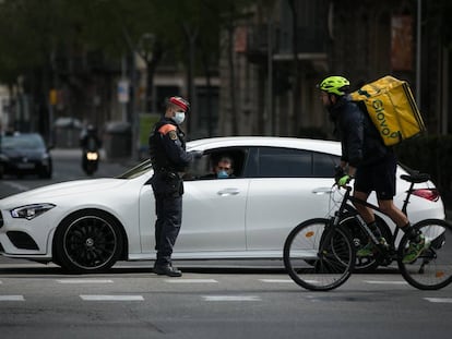 Un 'mosso' en un control a un vehículo en Barcelona este domingo.