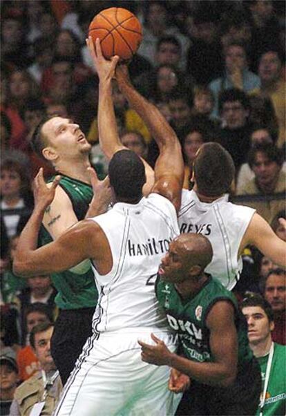 Los jugadores del DKV Joventut, Andrew Betts (izquierda) y Elmer Bennett, luchan con los pivots del Real Madrid, Felipe Reyes y Venson Hamilton.