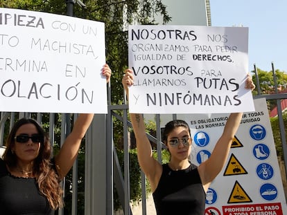 Dos alumnas del colegio mayor Santa Mónica, con dos carteles para protestar por los insultos recibidos por parte del Elías Ahuja, el jueves.